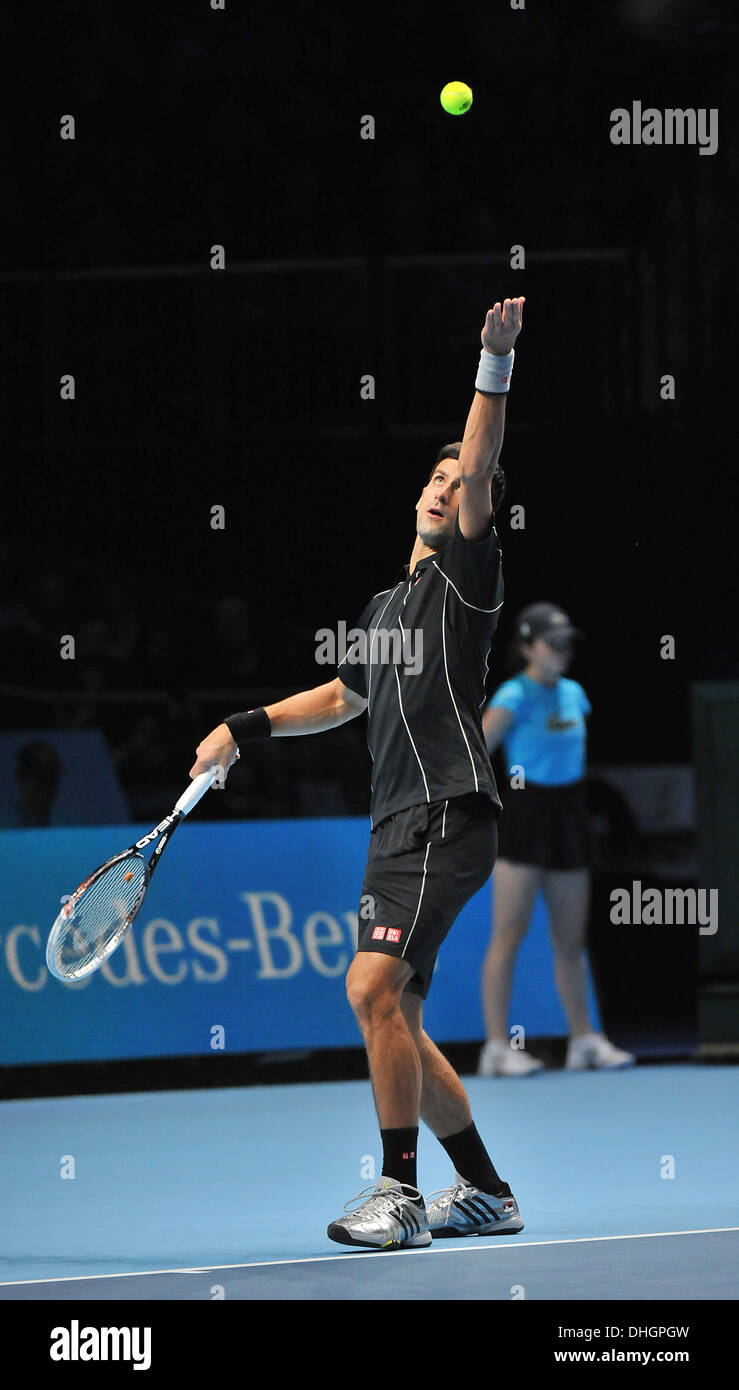 Serbiens Novak Djokovic auf seinem Weg zum Sieg am 6. Tag die Barclays ATP World Finals. Stockfoto