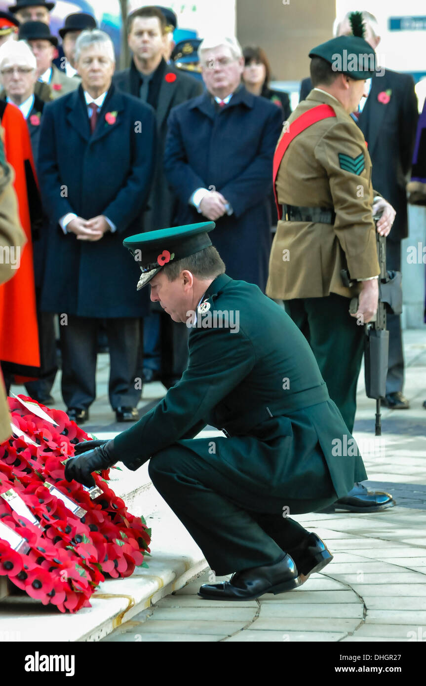 Belfast, Nordirland. 10. November 2013 - legt PSNI Polizeipräsident Matt Baggott einen Kranz am Ehrenmal in der Belfast City Hall im Gedenken an die Gefallenen während WW1, WW2, Kriege und Konflikte. Bildnachweis: Stephen Barnes/Alamy Live-Nachrichten Stockfoto