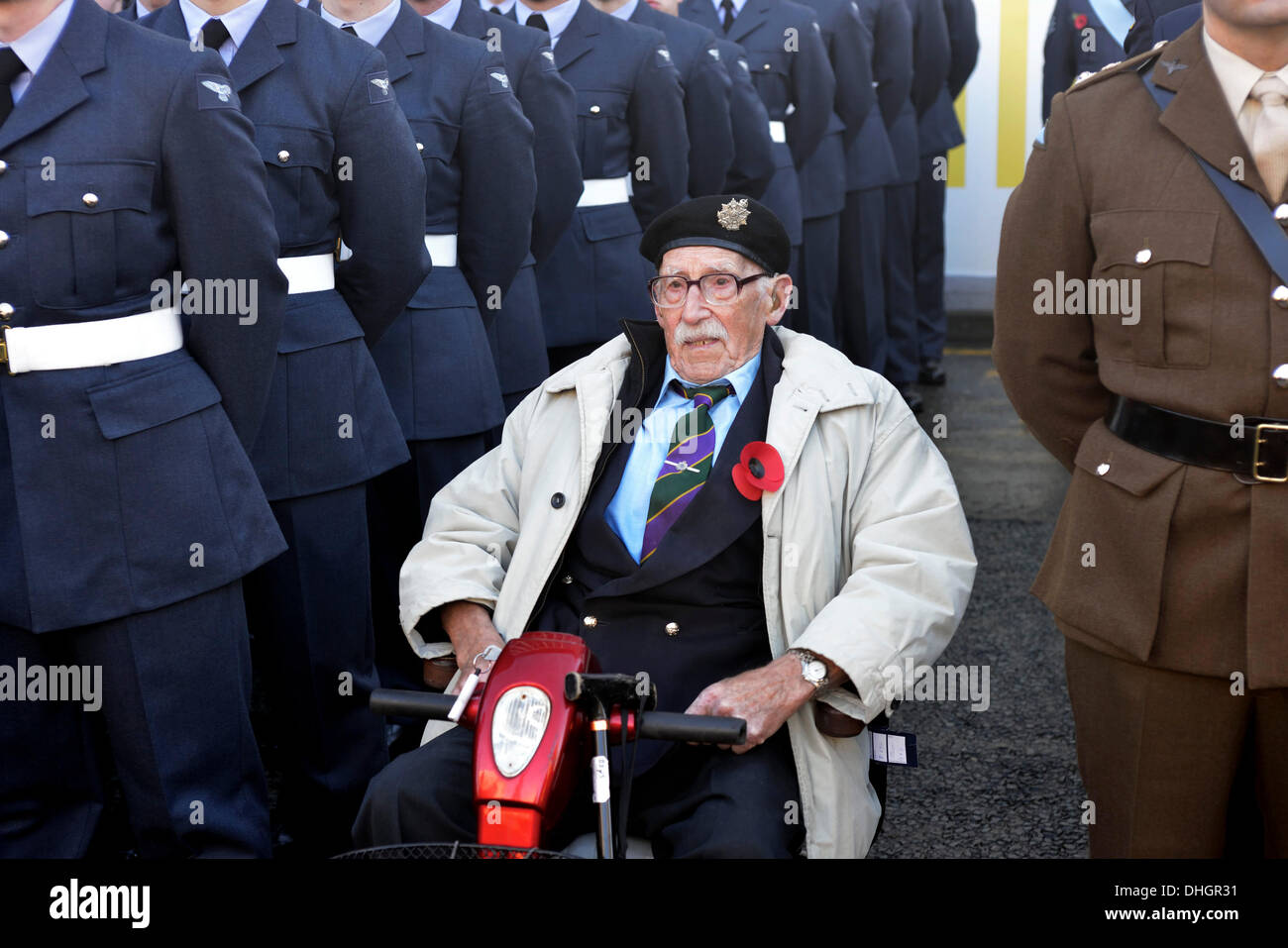 Manchester, UK. 10. November 2013. Eine Veteran der Srmed Kräfte zeigt seinen Respekt während der Gedenkgottesdienst in St.-Peter Platzes, Manchester, wie die Toten aller Kriege um 11:00 am Sonntag, 11. November am nächsten nicht vergessen werden. 10. November 2013 Versetzung Manchester, UK Erinnerung: John Fryer/Alamy Live-Nachrichten Stockfoto