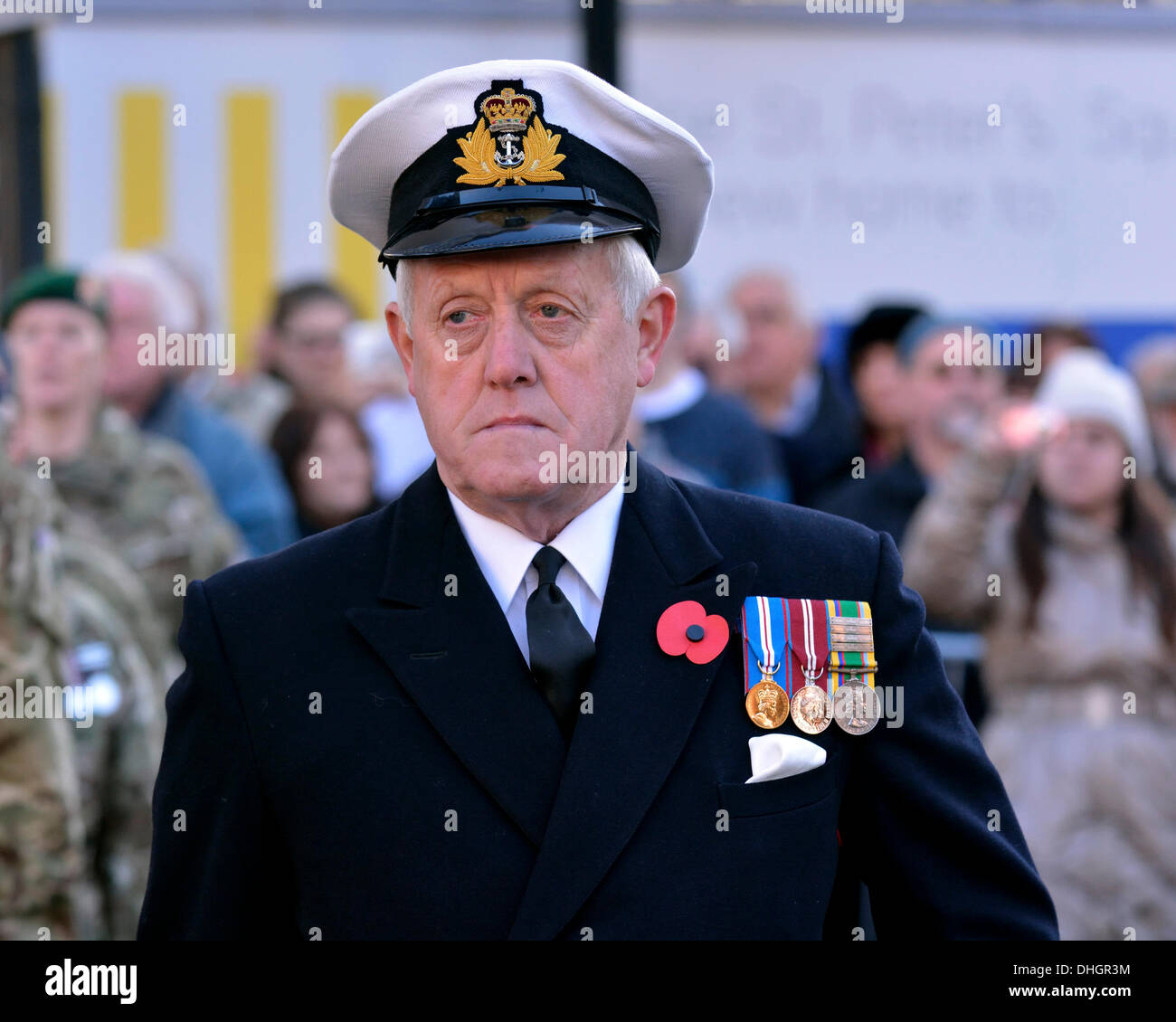 Manchester, UK. 10. November 2013. Ein Vertreter der Handelsmarine steht in Stille während der Gedenkgottesdienst in St.-Peter Platzes, Manchester, als die Toten aller Kriege um 11:00 am Sonntag, 11. November am nächsten nicht vergessen werden. 10. November 2013 Versetzung Manchester, UK Erinnerung: John Fryer/Alamy Live-Nachrichten Stockfoto