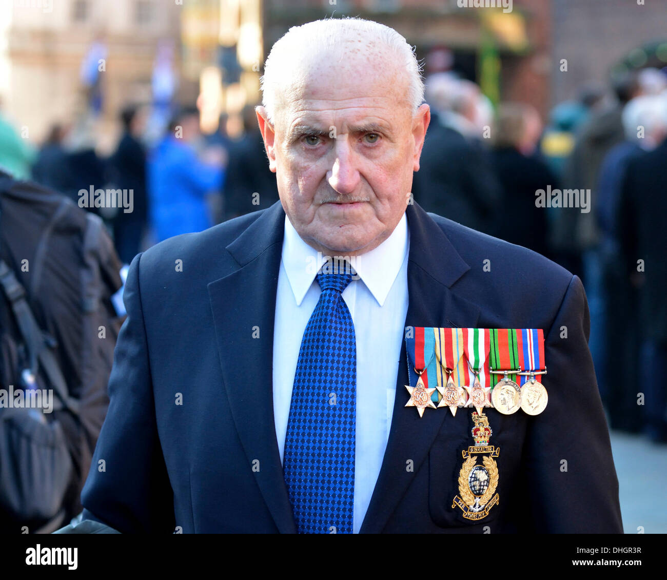Manchester, UK. 10. November 2013. Eine Veteran mit seinem Medaillen geht Theough Albert Square nach dem Gedenkgottesdienst in St.-Peter Platzes, Manchester, als die Toten aller Kriege um 11:00 am Sonntag, 11. November am nächsten nicht vergessen werden. 10. November 2013 Versetzung Manchester, UK Erinnerung: John Fryer/Alamy Live-Nachrichten Stockfoto