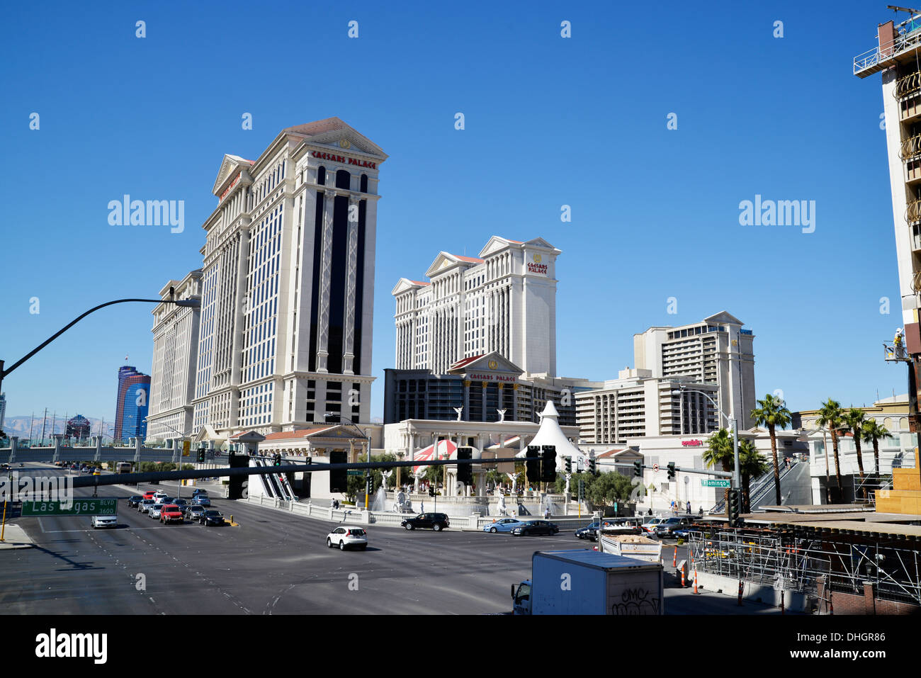Blick auf das Caesars Palace Hotel-Komplex, gesehen von einer Fußgängerbrücke am Las Vegas Boulevard, Las Vegas, NV, USA Stockfoto