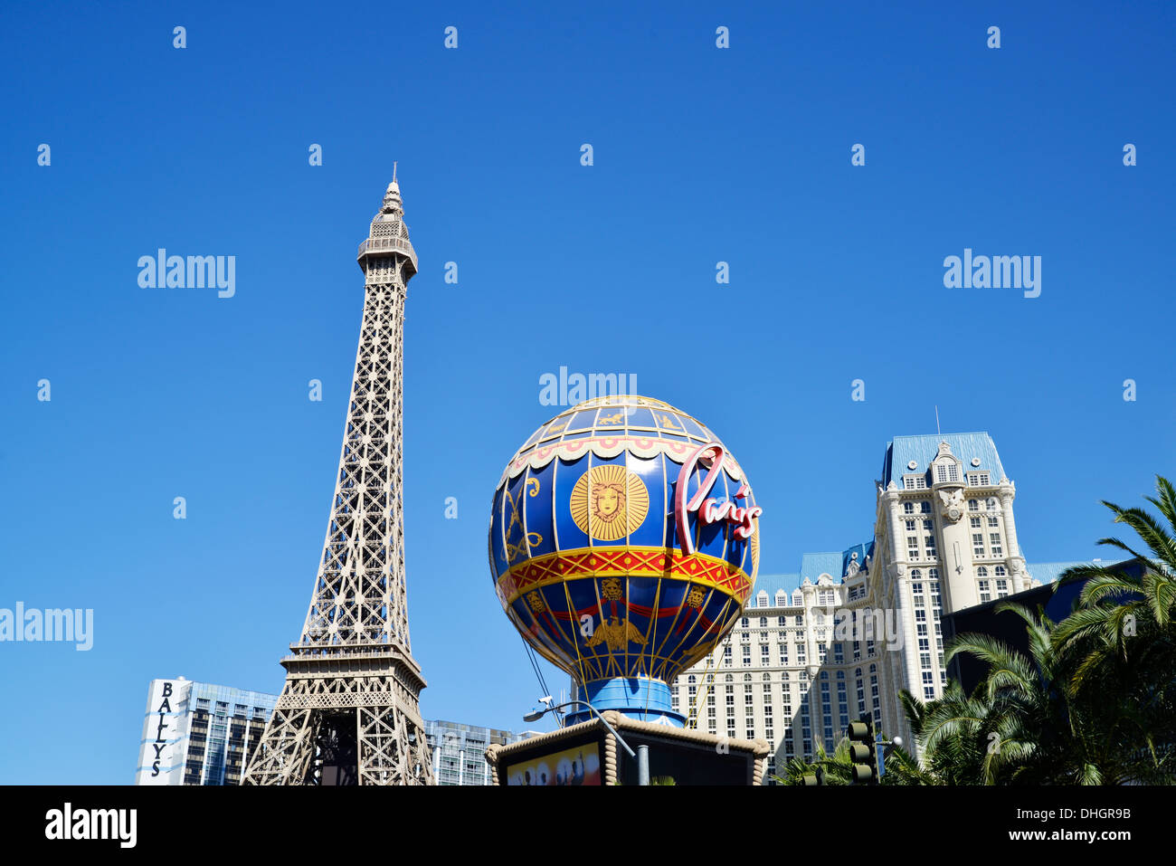 Nach oben auf den Paris-Hotel-Komplex auf dem Strip, Las Vegas, NV, USA Stockfoto