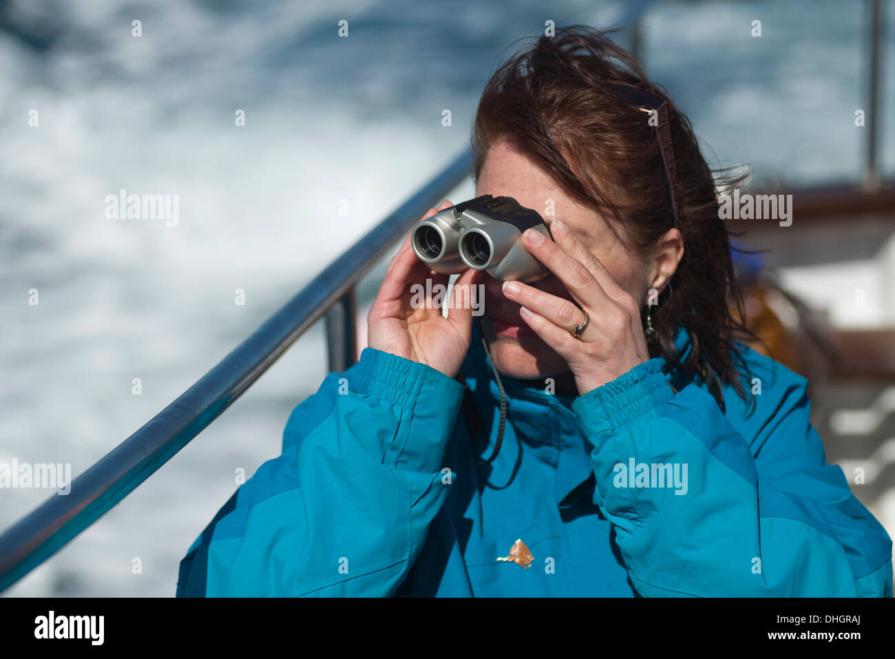 Frau auf eine Genuss-Kreuzfahrt durch ein Fernglas schauen Stockfoto