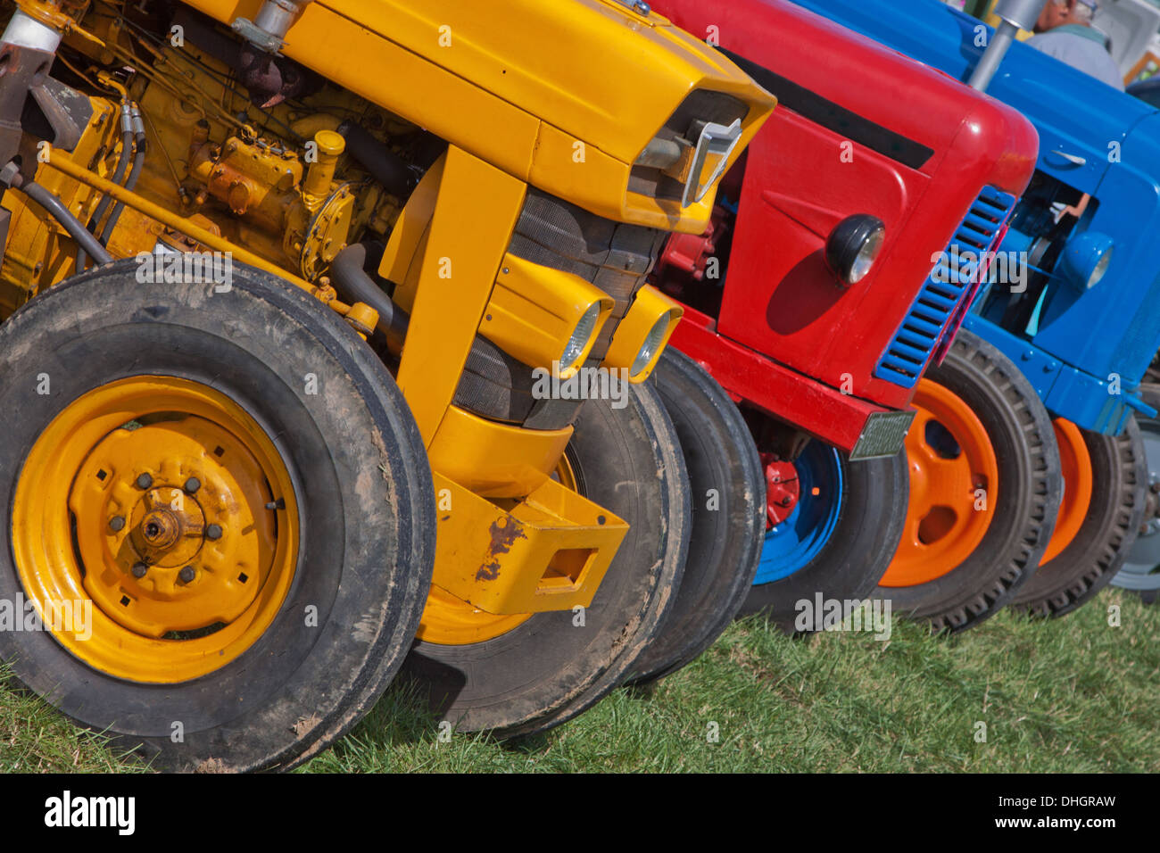 Restaurierte Oldtimer Traktoren auf dem Display an einen englischen Country fair Stockfoto
