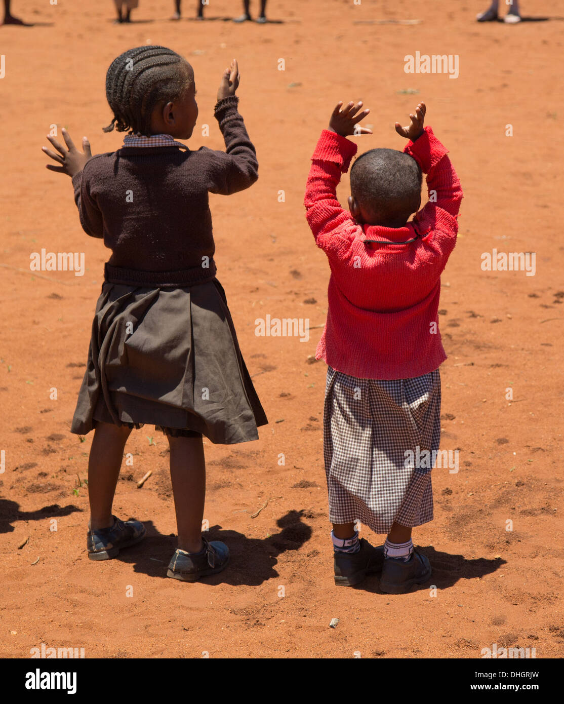 Grundschule Kinder spielen hokey Cokey in einem kenianischen Schulhof Stockfoto