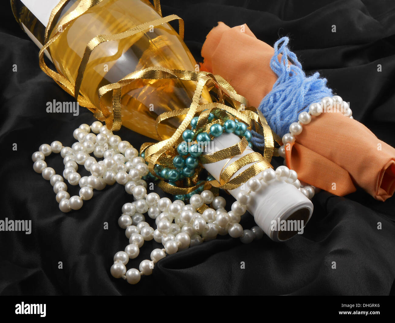 Flasche Champagner Wein mit weißen Diamanten auf schwarzem Hintergrund material Stockfoto