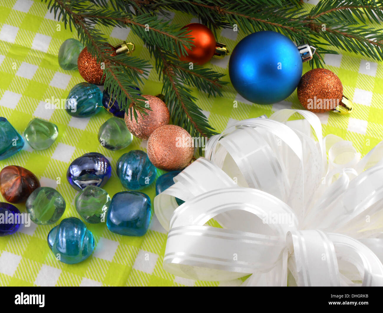 Weihnachts-Dekoration mit Steinen Blumen und Weihnachtskugeln Stockfoto
