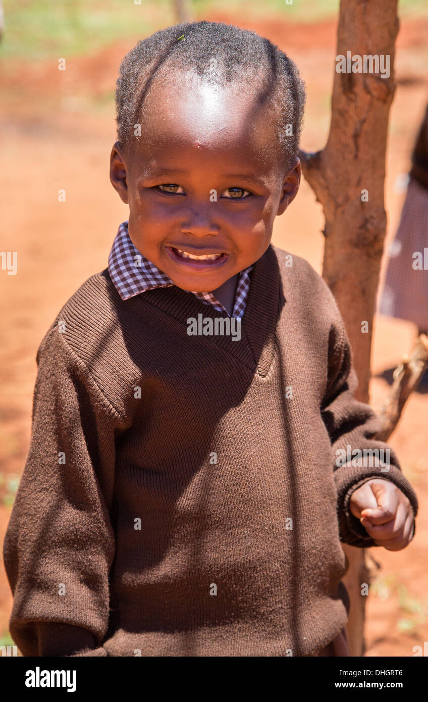 Ein Lächeln auf den Lippen kenianischen Kind in einer Grundschule in Sagalla im Süden Kenias Stockfoto