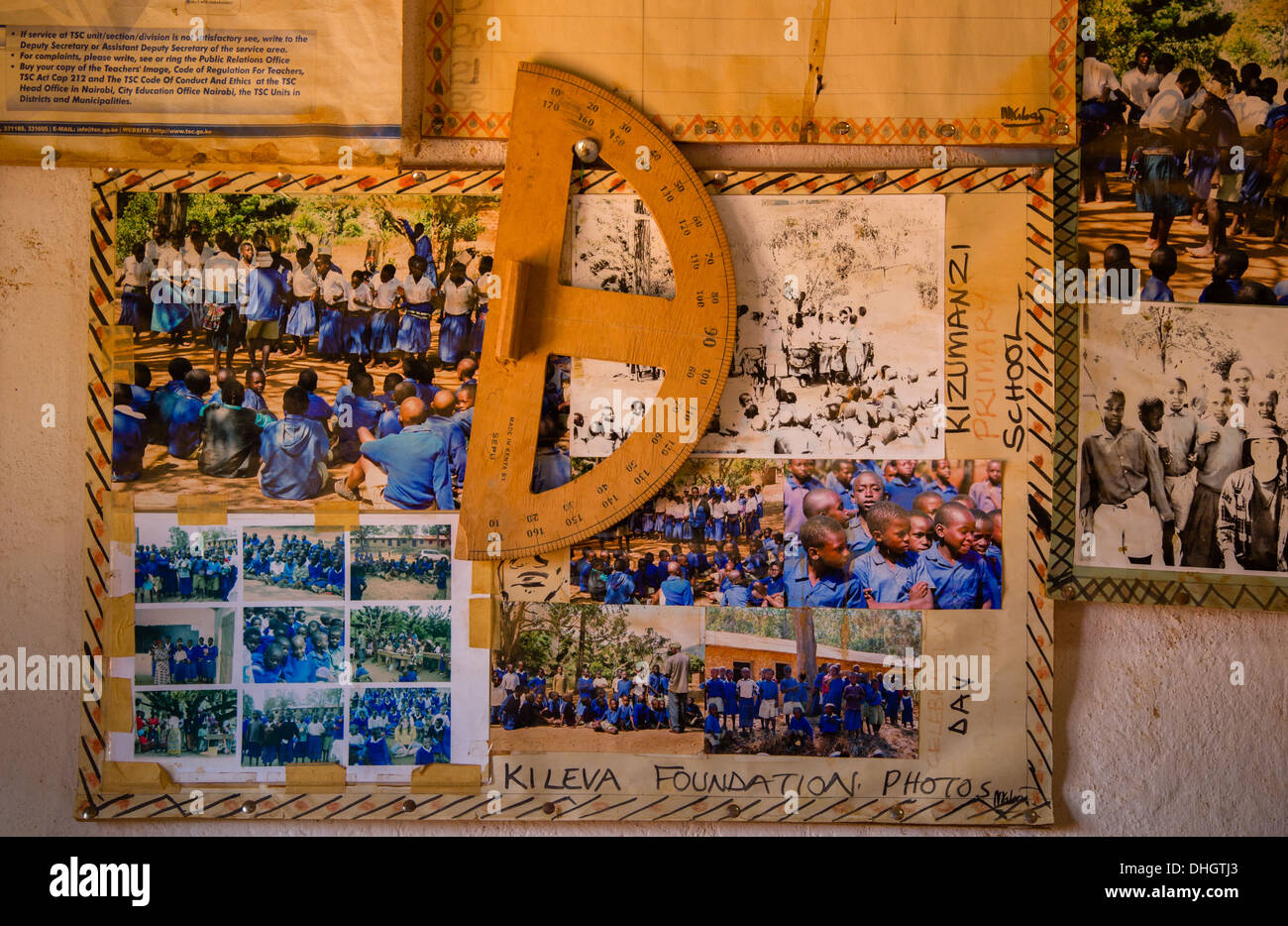 Hölzerne Winkelmesser an eine Wand mit Fotos der Schule in einer kenianischen Schule in den Sagalla Hügeln in der Nähe von Voi in Kenia Stockfoto