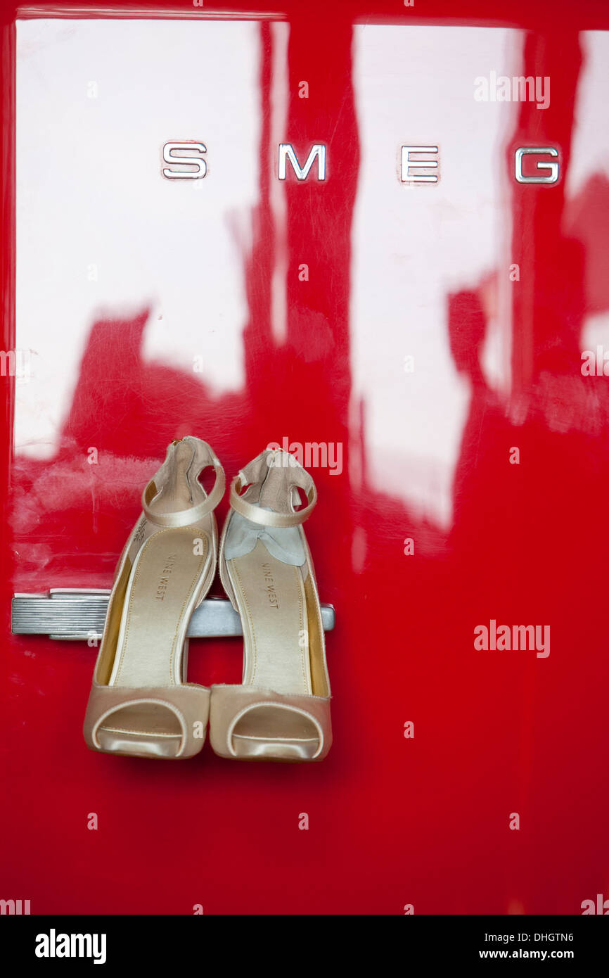 Brautschuhe hing rot Hochzeit Kühlschrank Tür Kunst künstlerisch Schuss Inspiration inspirieren Ehe Vorbereitung Fotograf kreativ Stockfoto