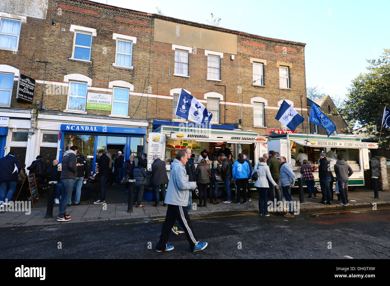 Eine Ansicht von Straßenverkäufern und Fans außerhalb White Hart Lane, Tottenham Stockfoto
