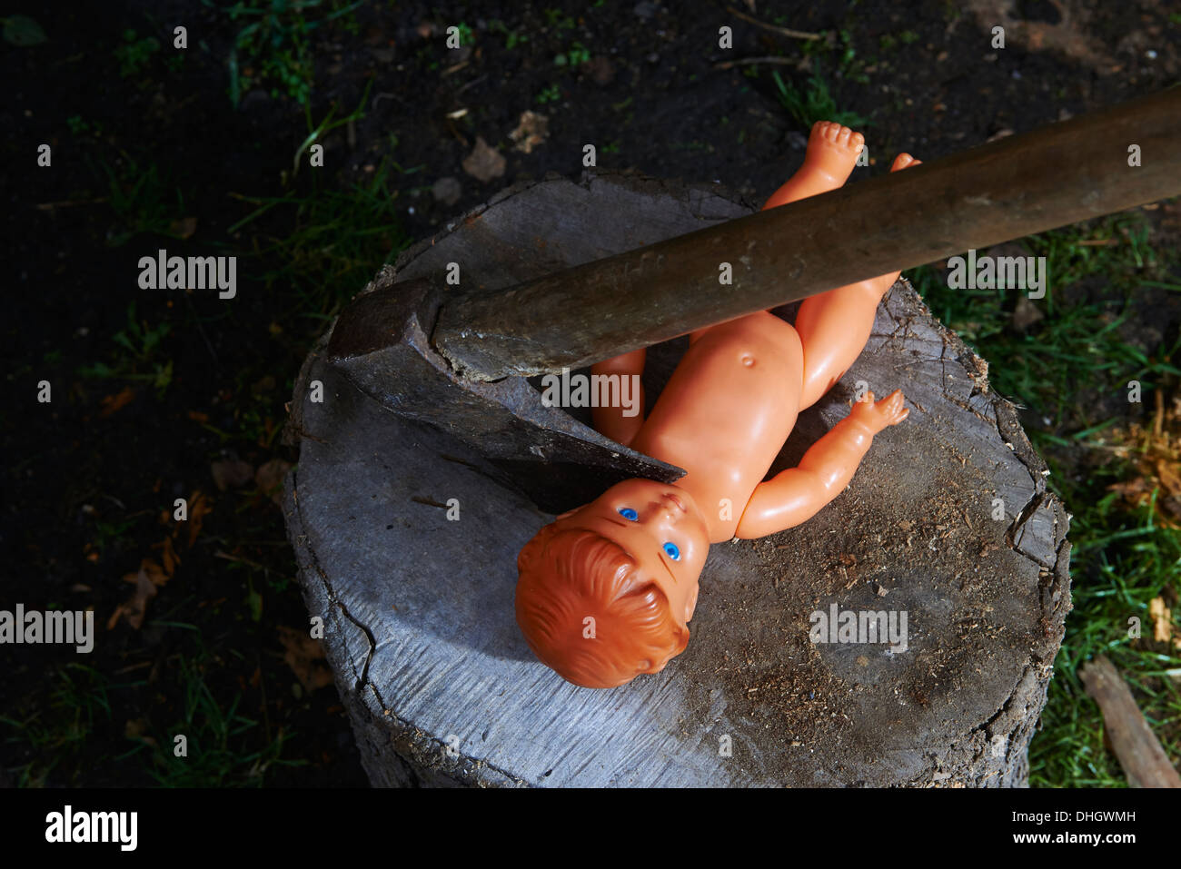 Ausführung - Mord an Kind Spielzeug aus Kunststoff Baby-Puppe mit einer Axt Stockfoto