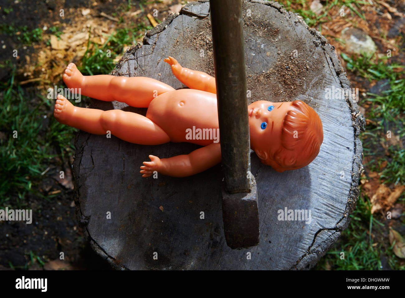 Ausführung - Mord an Kind Spielzeug aus Kunststoff Baby-Puppe mit einer Axt Stockfoto