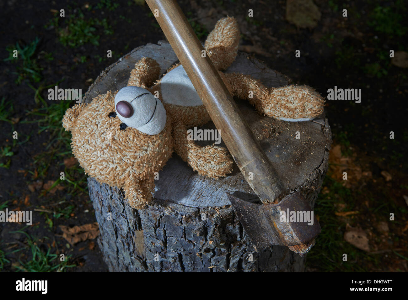 Ausführung von Kind Spielzeug Teddybär mit einer Axt Stockfoto