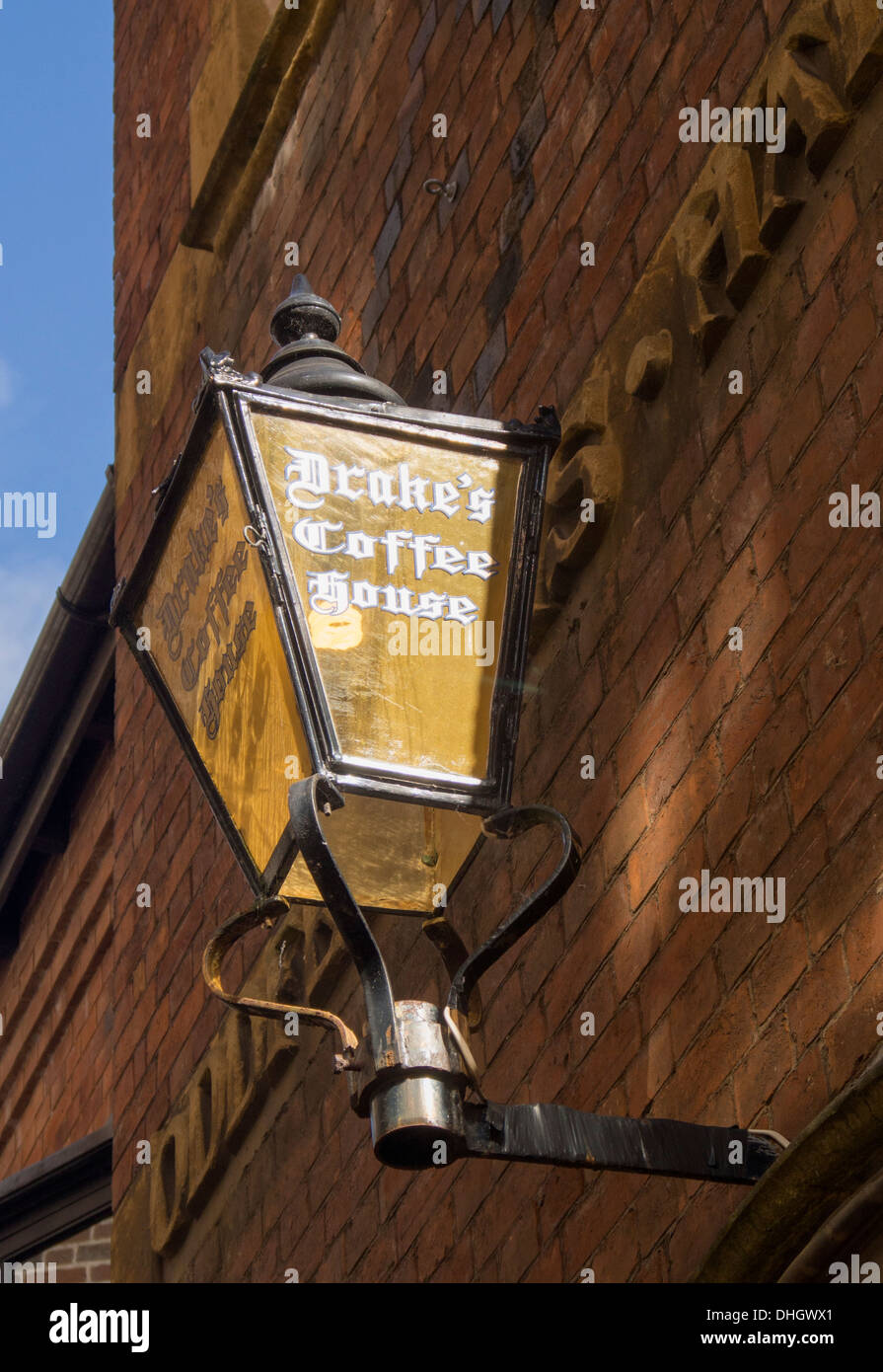 EXETER, DORSET, Großbritannien - 10. OKTOBER 2013: Oldtimer-Lampe vor Drake's Coffee House Stockfoto