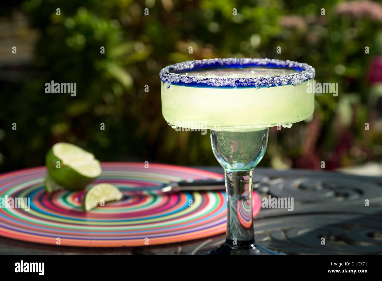 Frozen Margarita mit gesalzenem Felge mit Kalk und Schneidebrett auf Outdoor-Deck, USA Stockfoto