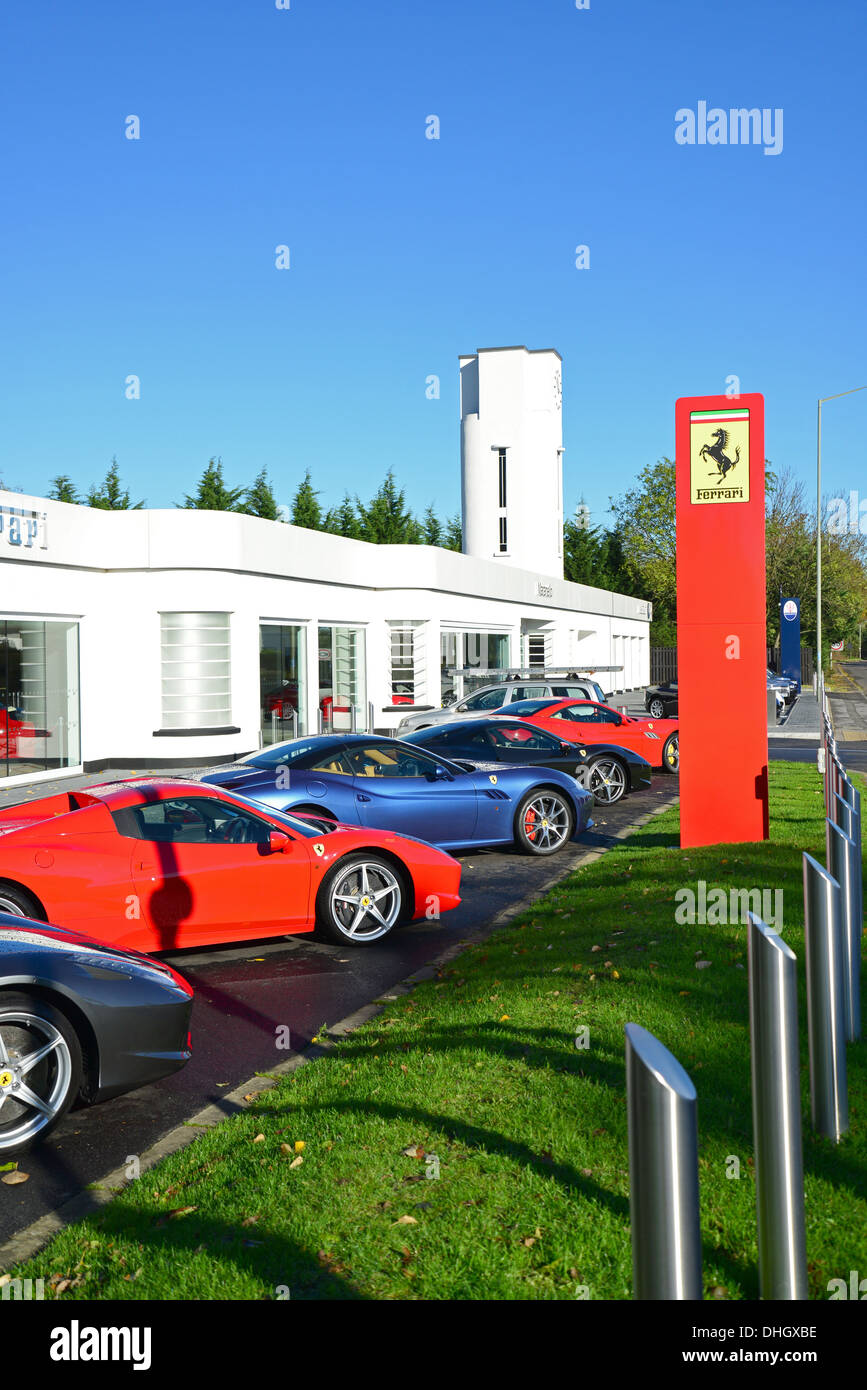 Maranello-Ferrari-Egham Autohaus, Turm Garage, Egham, Surrey, England, Vereinigtes Königreich Stockfoto