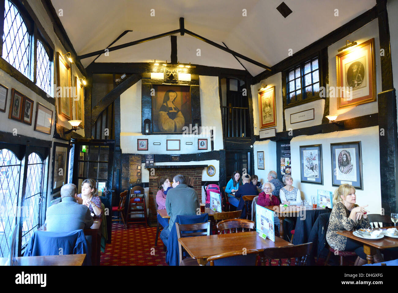 Der alte Festsaal im 17. Jahrhundert The Old Manor Pub, The Ring, Bracknell, Berkshire, England, Vereinigtes Königreich Stockfoto