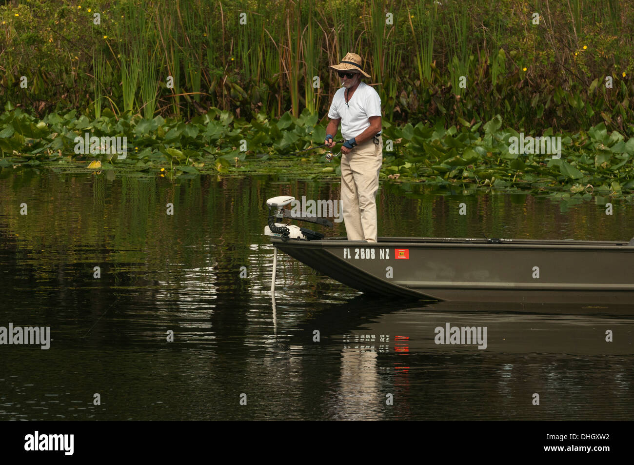 Senior-Mann Angeln am Fluss Haines Creek in Zentral-Florida-USA Stockfoto