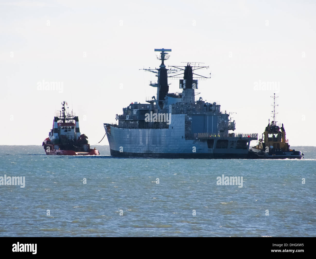 Die letzte von der königlichen Marine Art 22 Fregatten HMS Cumberland verlässt Portsmouth Harbour unter Schleppseil, auf einem Schrottplatz Stockfoto