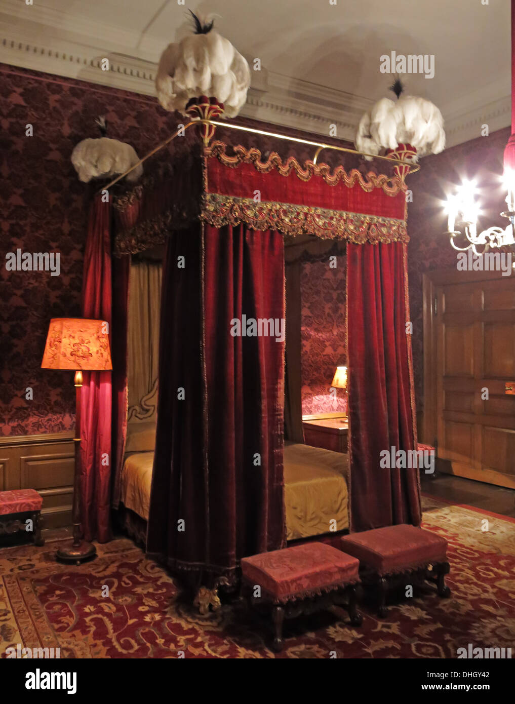 Rotes Schlafzimmer, Dunham Massey, abends. NT in der Nähe von Altrincham, Cheshire, England, UK Stockfoto