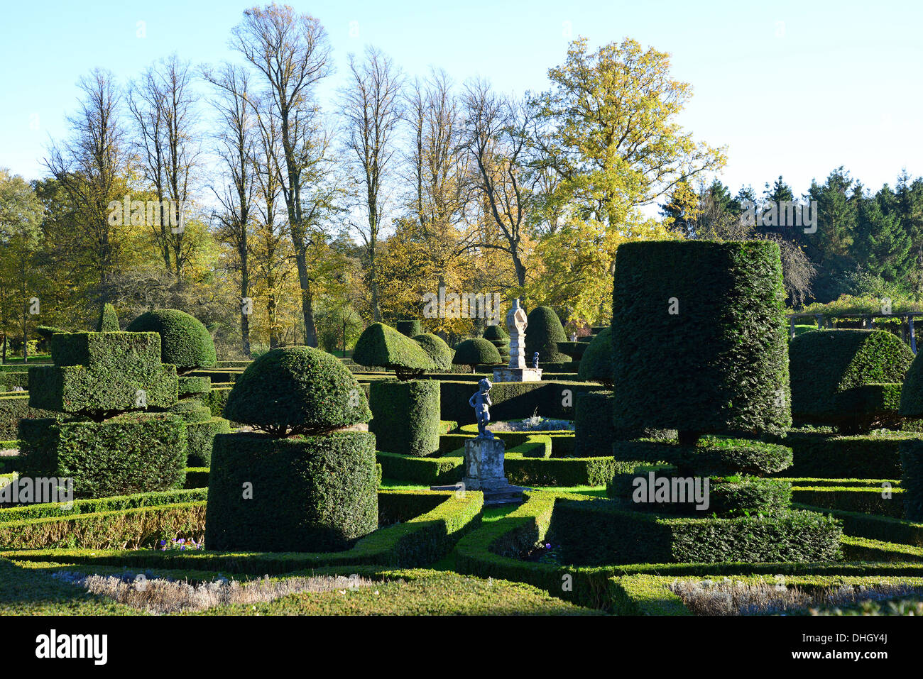 Historischen Garten im Herbst im 15. Jahrhundert große Fosters Hotel, Stroude Road, Egham, Surrey, England, Vereinigtes Königreich Stockfoto