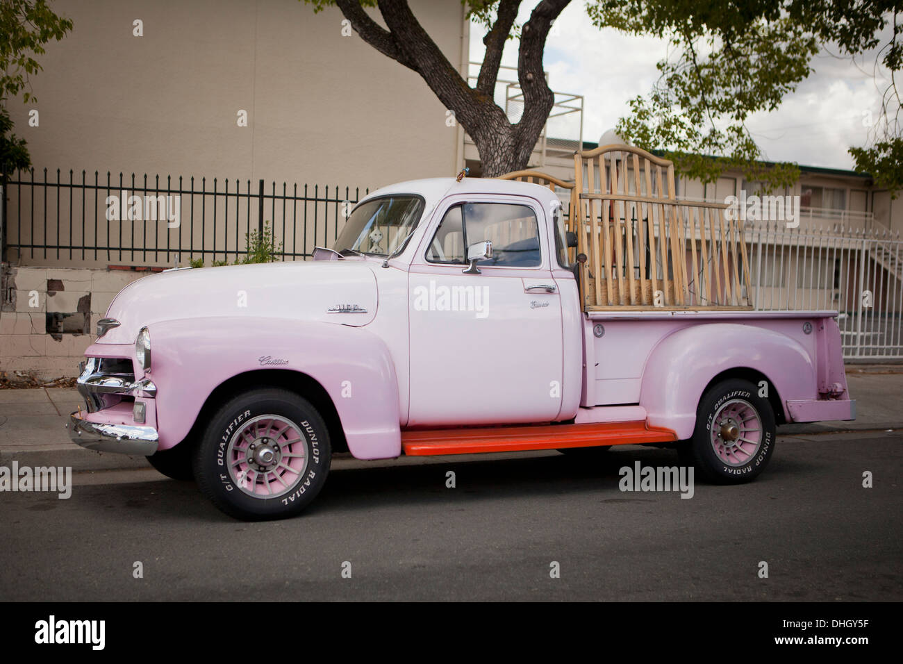 Jahrgang 1954 Chevrolet 3100 Pickup truck an der Seite der Straße geparkt - Kalifornien USA Stockfoto