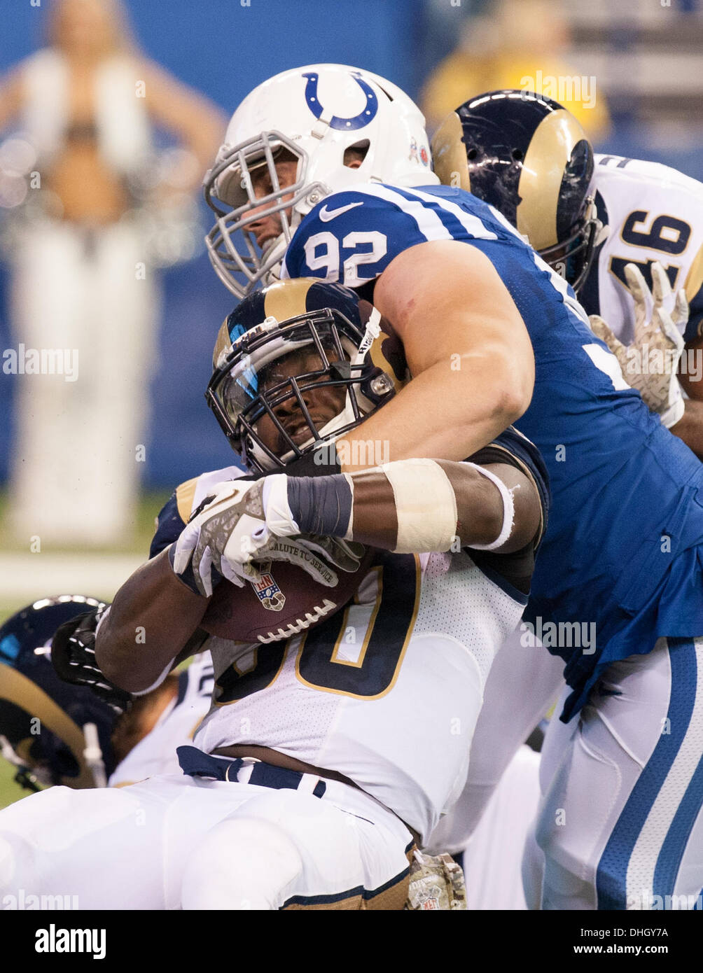 Indianapolis, OH, USA. 10. November 2013. 10. November 2013: Indianapolis Colts Linebacker Bjoern Werner (92) macht ein Angriff auf die St. Louis Rams Runningback Zac Stacy (30) während die NFL-Spiel zwischen den St. Louis Rams und die Indianapolis Colts im Lucas Oil Stadium in Indianapolis, IN. Die St. Louis Rams besiegte die Indianapolis Colts 38-8. © Csm/Alamy Live-Nachrichten Stockfoto