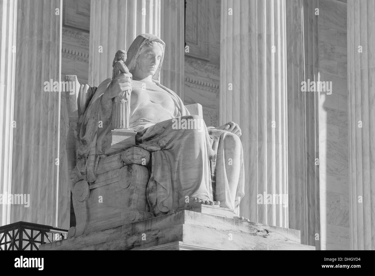 Betrachtung des Justiz-Statue auf der US-Supreme Court Building - Washington, DC USA Stockfoto