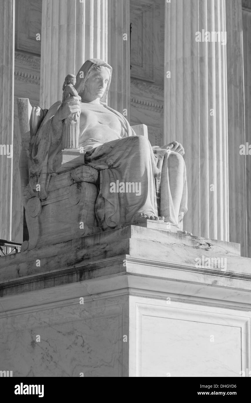 Betrachtung des Justiz-Statue auf der US-Supreme Court Building - Washington, DC USA Stockfoto