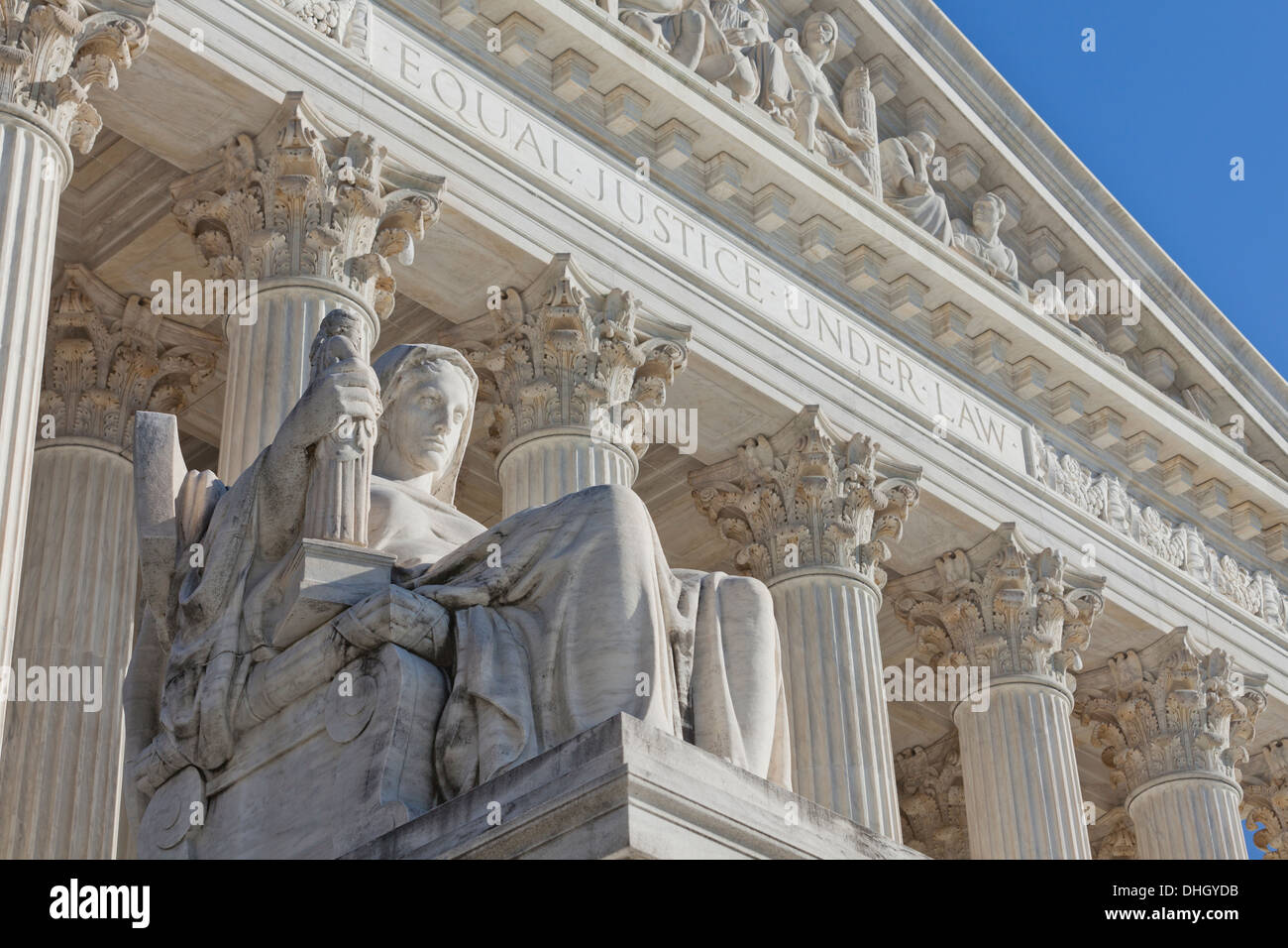 Betrachtung des Justiz-Statue auf der US-Supreme Court Building - Washington, DC USA Stockfoto
