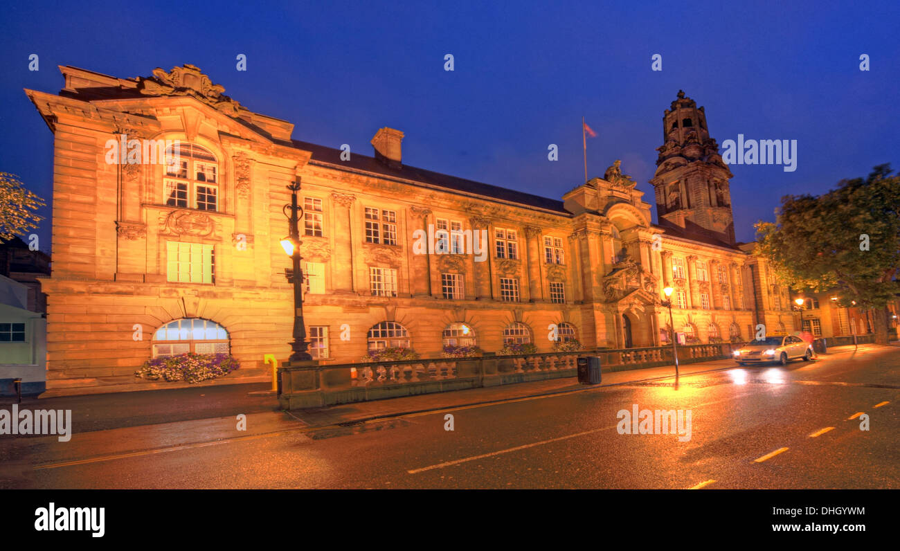 Walsall Town Hall Gemeindehaus in der Dämmerung / Nacht, West Midlands, England, UK WS1 1TW Stockfoto