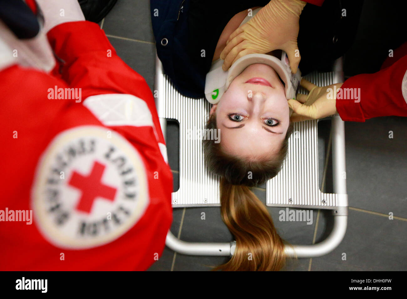 Nena Holl freiwilliger des Deutschen Roten Kreuzes (DRK) liegt auf einer Bahre während einer Übung in Darmstadt-Arheilgen, 22. Oktober 2013. Die Freiwilligen der Darmstadt-Praxis für den Notfall regelmäßig - und manchmal für einen Wettbewerb. Foto: ANDRÉ HIRTZ Stockfoto