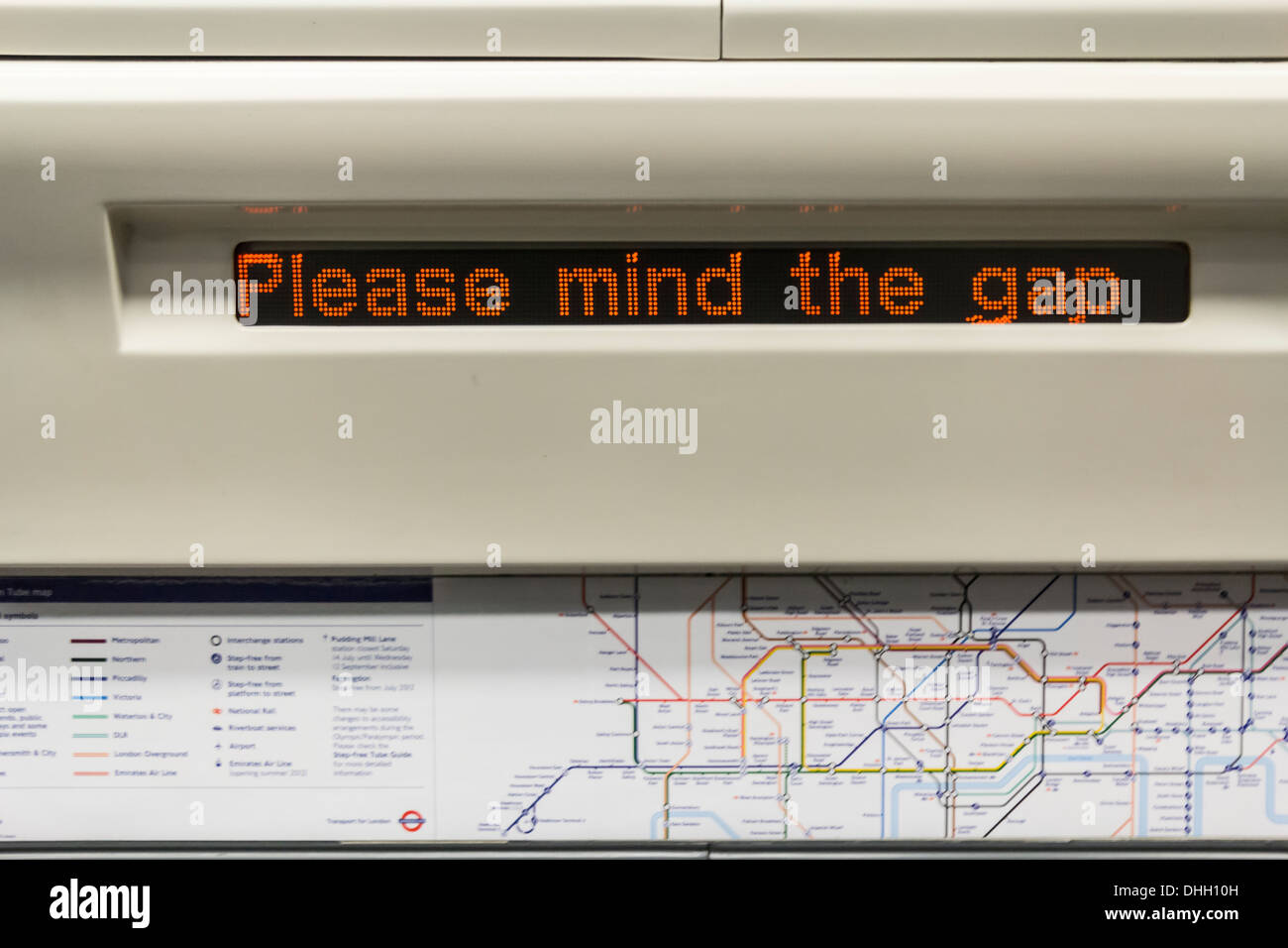 "Bitte Mind the Gap" Mitteilung über eine Bahn von London Stockfoto