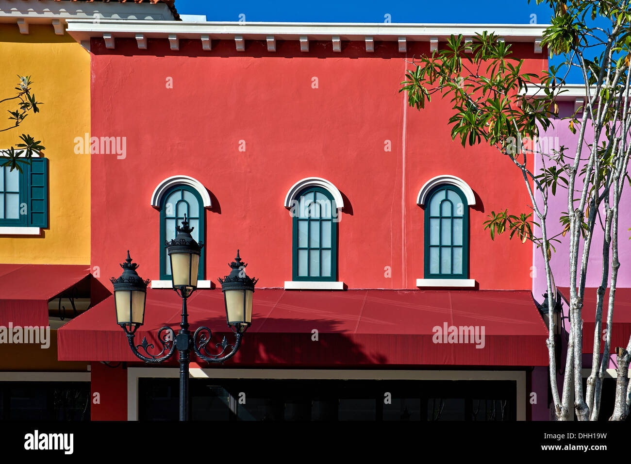 Neu farbenfrohes Gebäude Fassade bemalt. Stockfoto