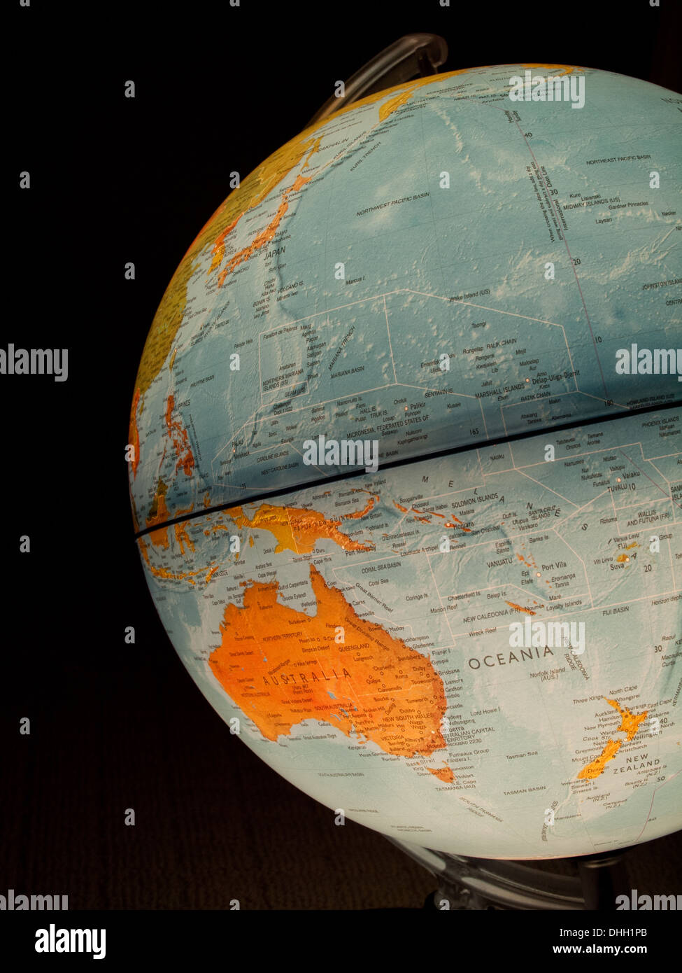 Ein Blick auf Australien, Neuseeland und Ozeanien auf einem schönen, beleuchteten Globus. Stockfoto