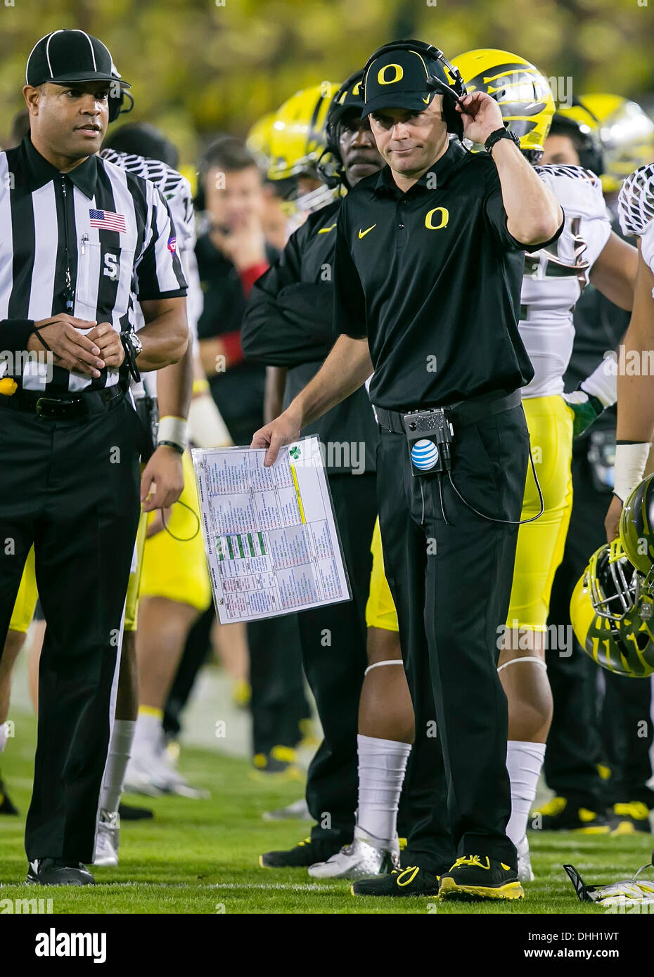 7. November 2013: Oregon Ducks Cheftrainer Mark Helfrich während der NCAA Football-Spiel zwischen der Stanford Cardinal und die Oregon Ducks im Stanford Stadium in Palo Alto, CA. Stanford besiegte Oregon 26-20. Damon Tarver/Cal-Sport-Medien Stockfoto