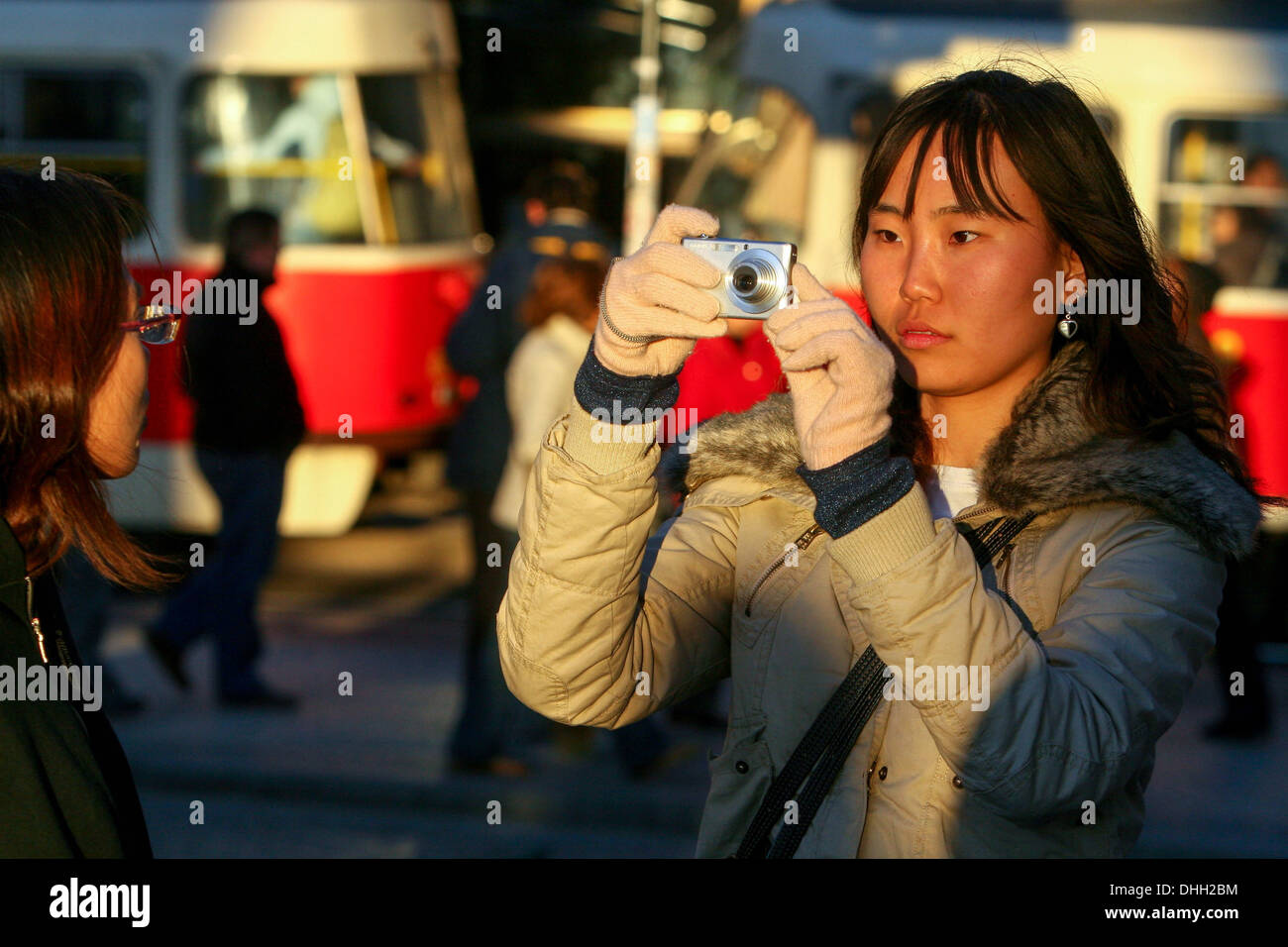 Asiatische Frau machen ein Foto Prag Tourist, Altstadt Straße im Winter Stockfoto