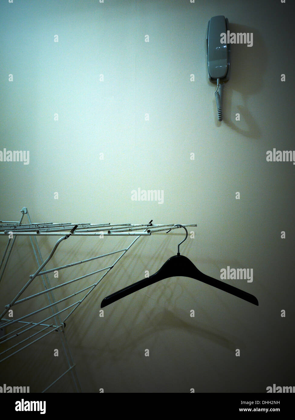 Wäscheständer mit Kleiderbügel und Gegensprechanlage Stockfoto