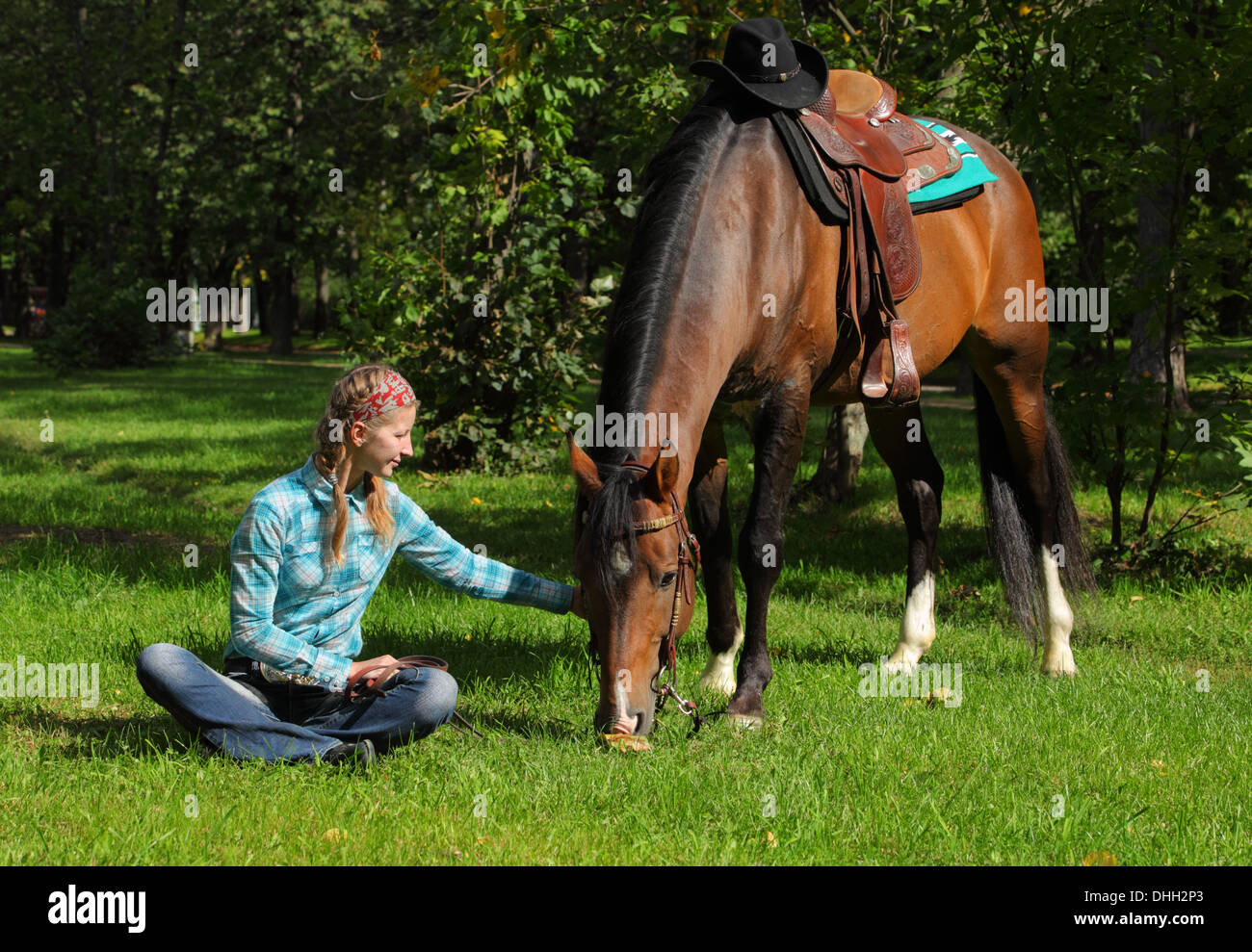 Schöne westliche Mädchen auf Pferderanch Stockfoto
