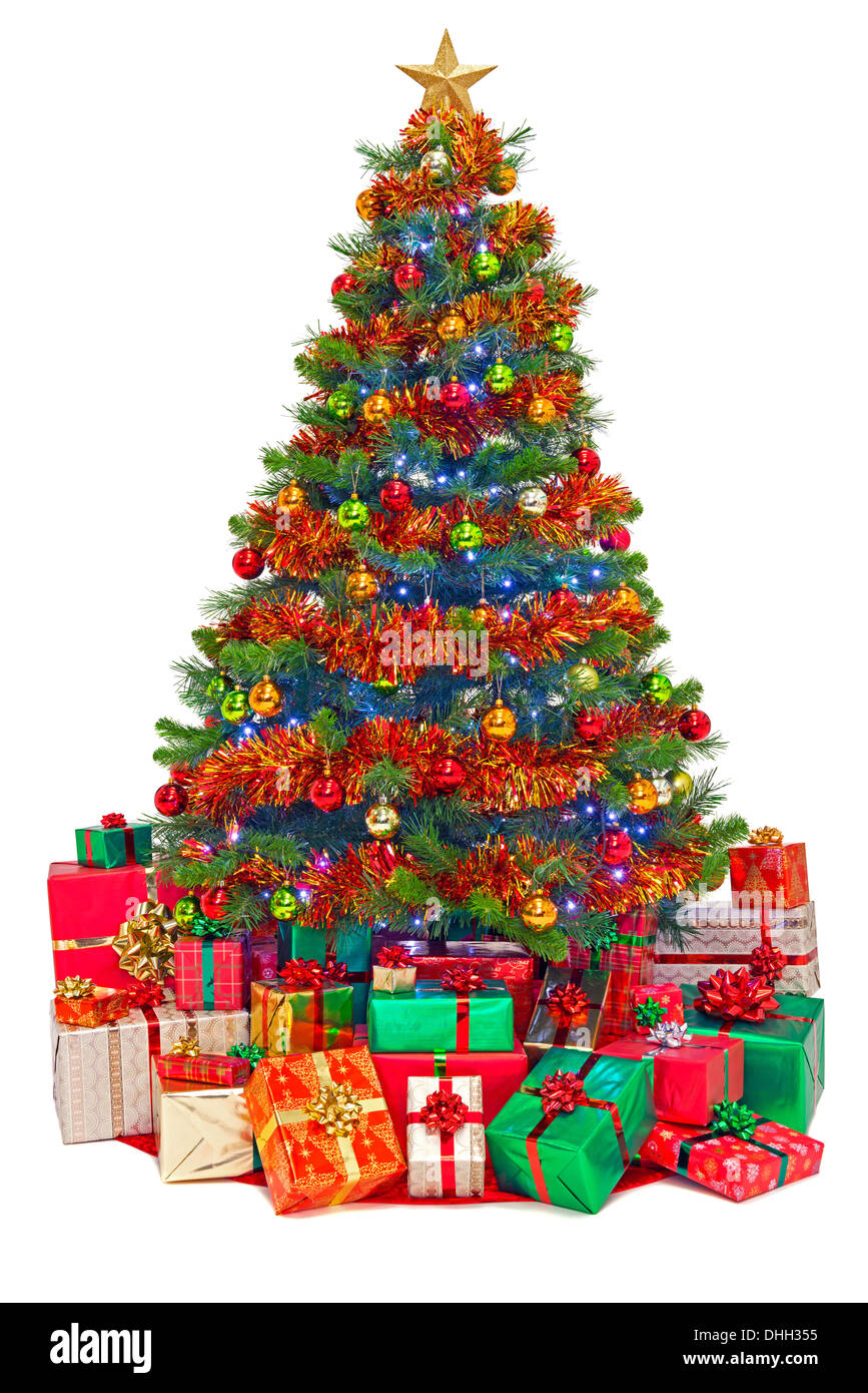 Ein geschmückter Weihnachtsbaum mit Geschenk verpackt Geschenke, isoliert auf einem weißen Hintergrund. Stockfoto