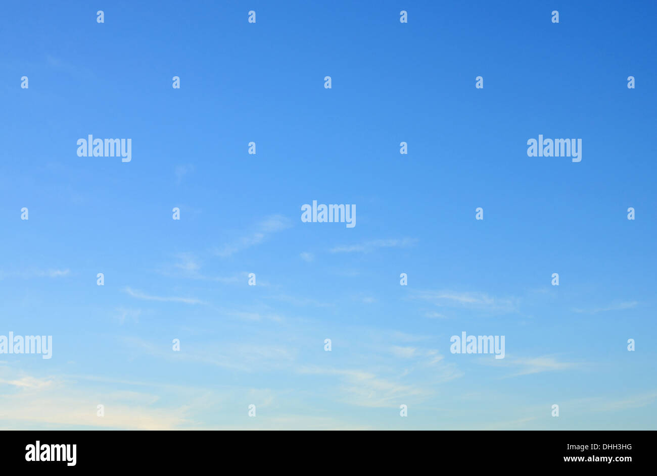 blauer Himmel mit kleinen Wolken am Morgen Stockfoto