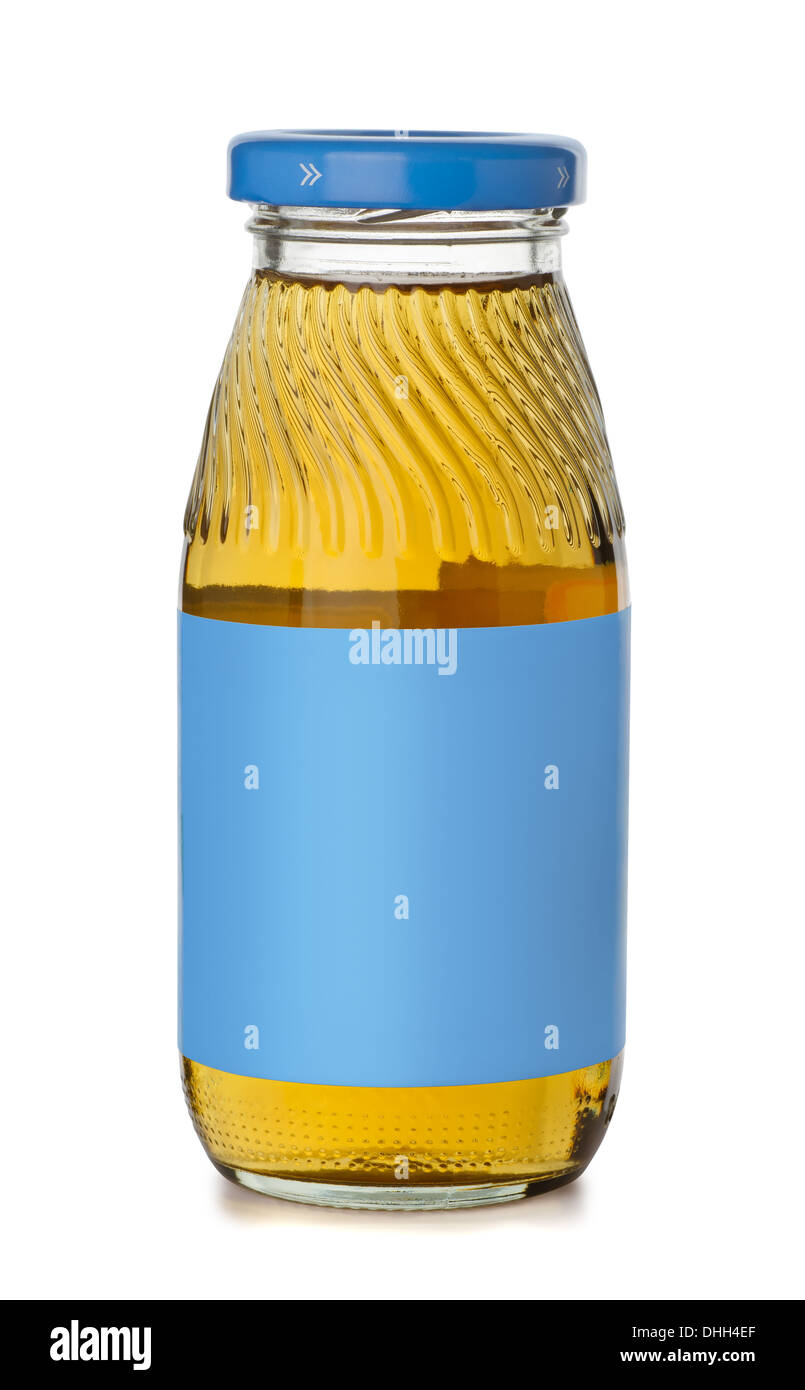 Kleine Flasche Apfelsaft mit leere blaue Beschriftung, isoliert auf weiss Stockfoto