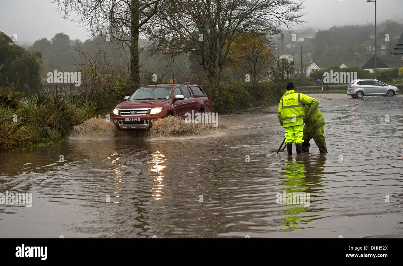 Helston nach Porthleven Rd., Cornwall, UK. 11. November 2013. Workman Kampf, verstopfte Abflüssen zu löschen die Überschwemmungen verursacht.  Bob Sharples/Alamy Stockfoto