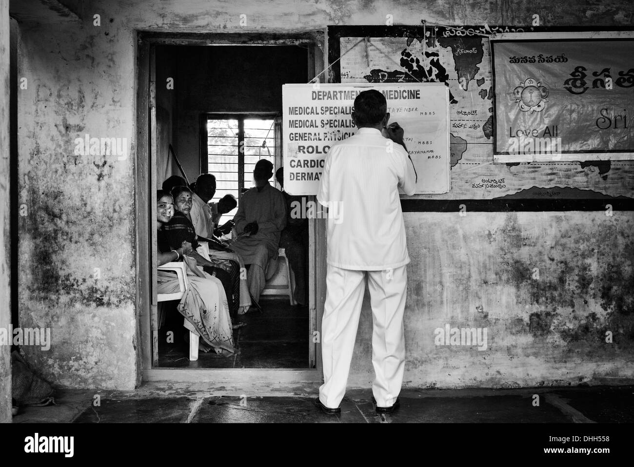 Abteilung von Medizin Wartezimmer Sri Sathya Sai Baba mobile aufsuchende Krankenhaus. Andhra Pradesh, Indien. Monochrom Stockfoto