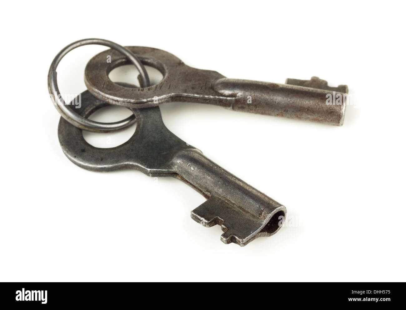 Zwei alte Schlüssel in Schlüsselanhänger isoliert auf weiss Stockfoto