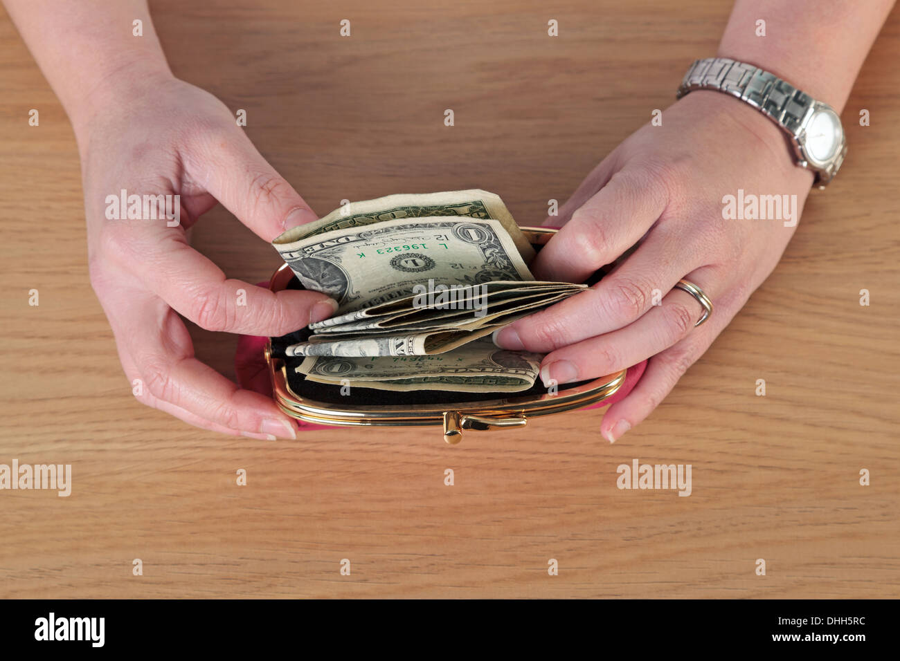 Overhead Nahaufnahme Foto einer Frau Geld aus ihrem Geldbeutel. Stockfoto