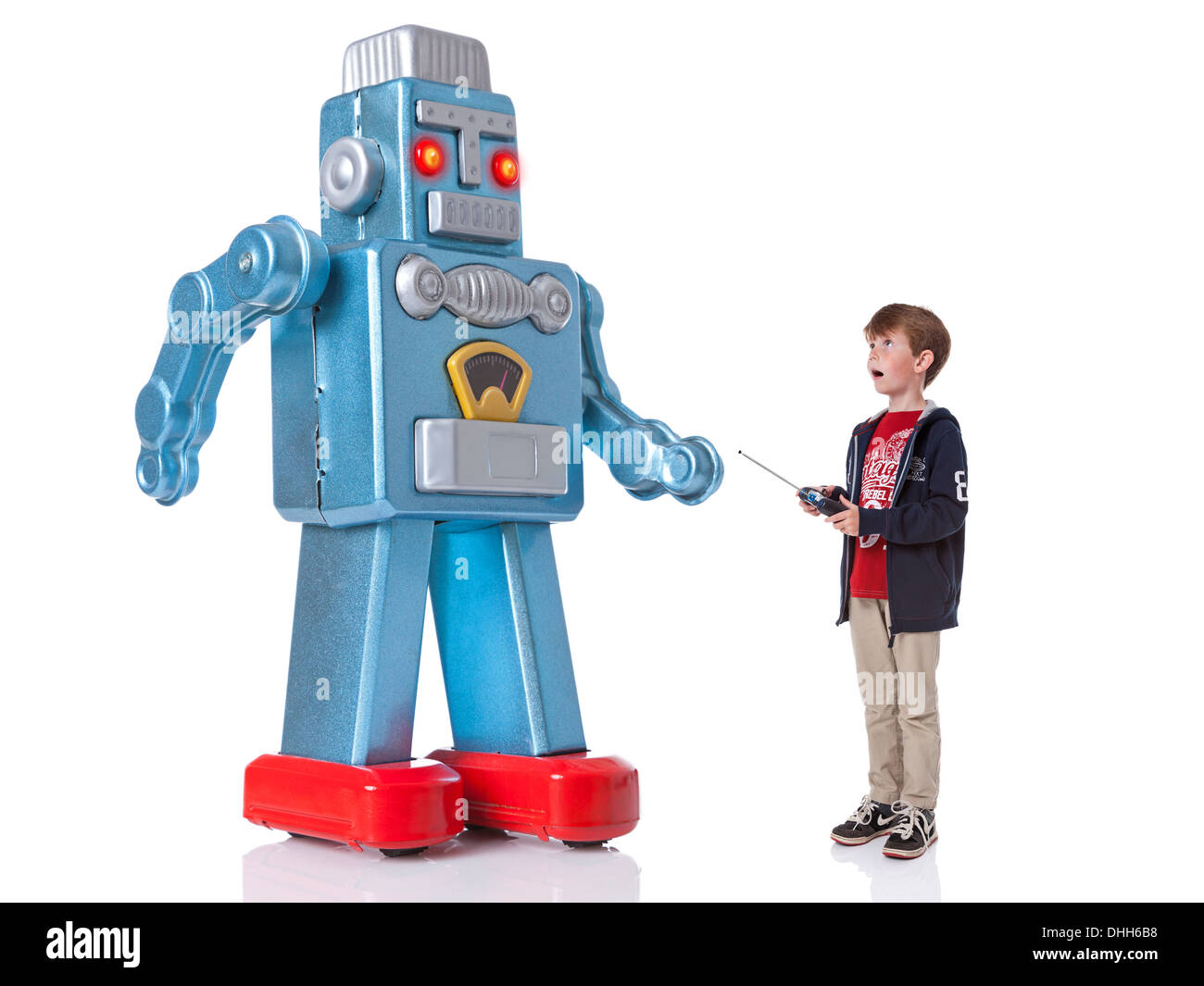 Ein kleiner Junge, einen riesigen mechanische Roboter, isoliert auf einem weißen Hintergrund zu kontrollieren. Stockfoto