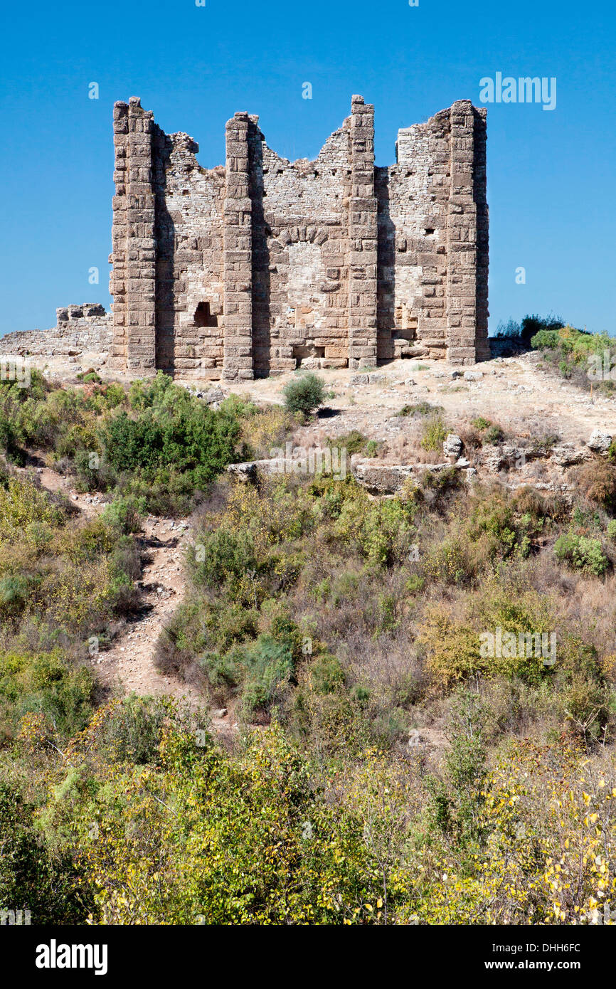 Die alten römischen Ruinen der Basilika in Aspendos in der Nähe von Antalya in der Südtürkei. Stockfoto
